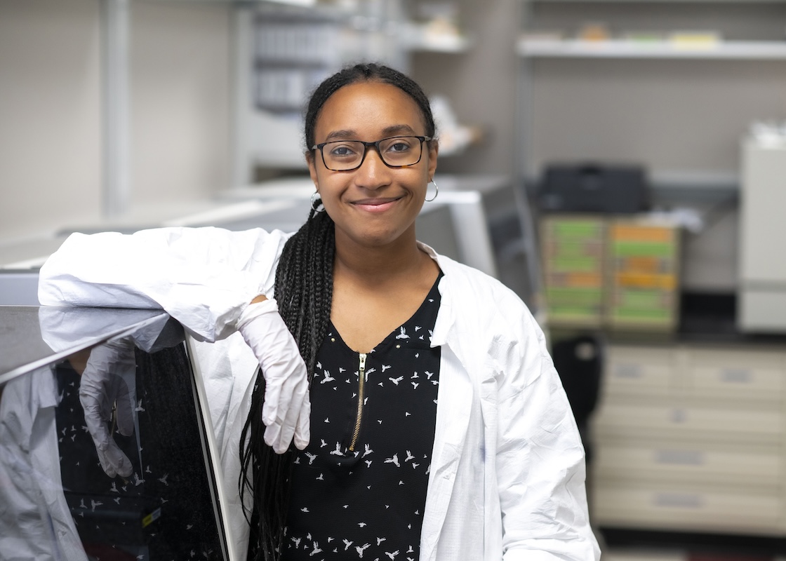 Riana Caldwell '25 at the NCI lab