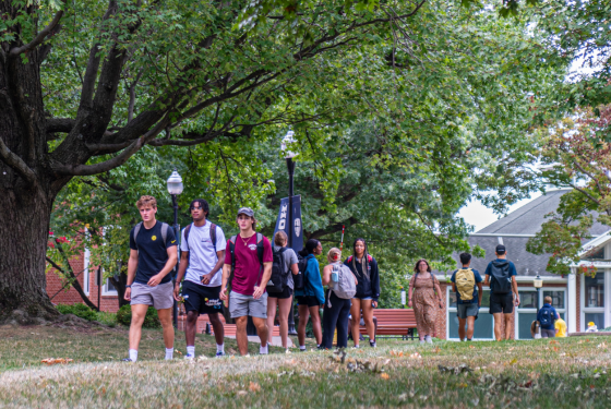 Students at orientation by fountain 
